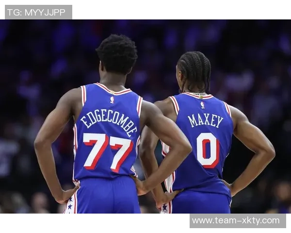 埃奇库姆倒地抢断展现速度76人迅速暂停保护球权